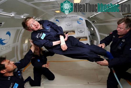 Stephen Hawking trải nghiệm cảm giác du hành vũ trụ trên một