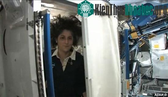 Bà Suni Williams giới thiệu phòng vệ sinh trên Trạm vũ trụ quốc tế (ISS).