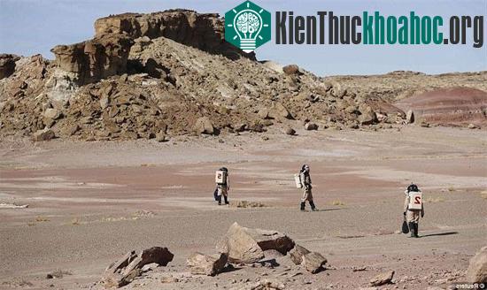 Các nhà khoa học tình nguyện khám phá bên ngoài trạm MDRS.