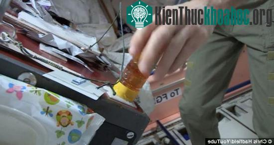 Đồ vật được giữ chặt với các bề mặt nhờ khóa dán để ngăn chặn chúng trôi đi. (Ảnh: Youtube)