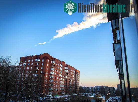 Vệt sáng của một mảnh thiên thạch trên bầu trời ở thành phố Chelyabinsk -&nbsp;(Ảnh: Reuters)