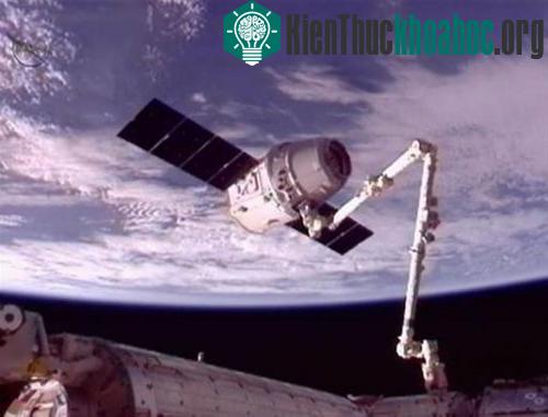 Tàu vũ trụ vận tải Dragon trong lần bay đến ISS hồi cuối tháng 5/2012 - (Ảnh: Reuters/NASA)