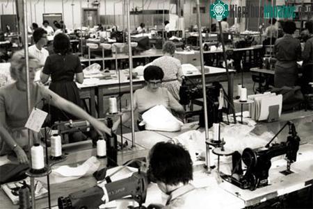 Không khí làm việc tại khu vực chế tạo trang phục cho các phi hành gia.