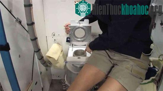 Bệ xí trong không gian khá nhỏ và đòi hỏi người sử dụng phải nắm vững quy cách.