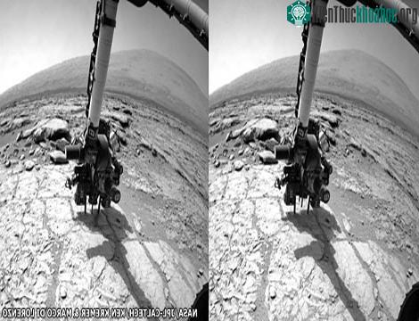 Hình ảnh từ camera đằng trước của Curiosity.