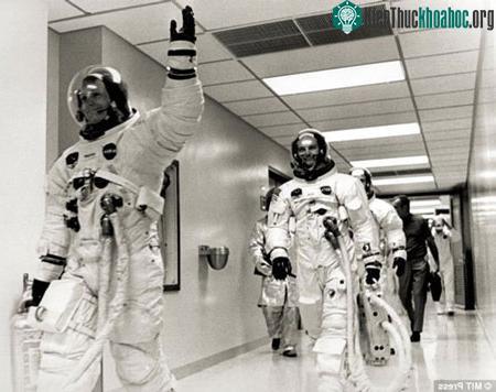 Các phi hành gia chuẩn bị bước lên phi thuyền Apollo 11 trong chuyến hành trình chinh phục mặt trăng đầu tiên của nhân loại.
