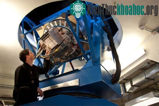 Sinh viên đã tốt nghiệp Justus Brevik kiểm tra thiết bị điện tử đầu ra của BICEP2. (Hình: Steffen Richter (trường đại học Harvard))