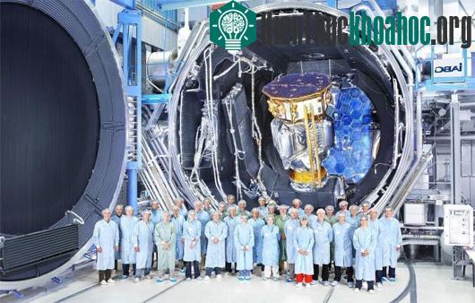 LISA Pathfinder trong khoang vũ trụ cùng các nhà khoa học tại ESA