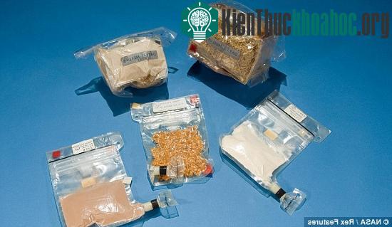 Thực phẩm dành cho các phi hành đoàn Apollo của Mỹ từ năm 1968 - 1972 được đóng gói chân không cẩn thận và cân bằng dinh dưỡng, nhưng không thực sự thỏa mãn khẩu vị của những người sành ăn. (Ảnh: R...