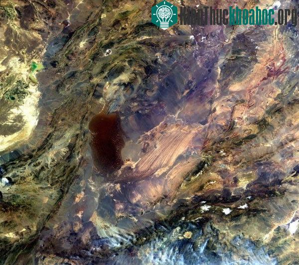 Sa mạc muối Dasht-e Lut ở đông nam Iran, nơi được mệnh danh là "nơi nóng nhất Trái đất" với nhiệt độ lên tới 70,7 độ C