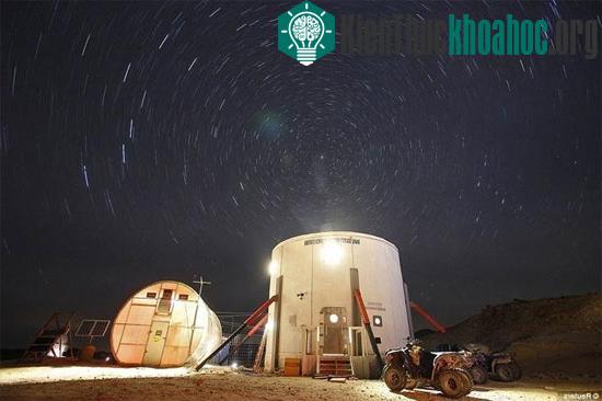 Cảnh về đêm tại trạm MDRS.