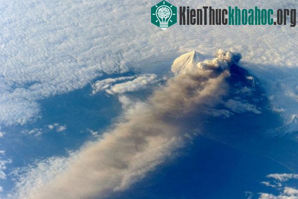 Núi lửa Pavlof nhìn từ Trạm không gian quốc tế (ISS) hôm 18-5-2013 - lúc nó phun cột tro cao hơn 6.000m