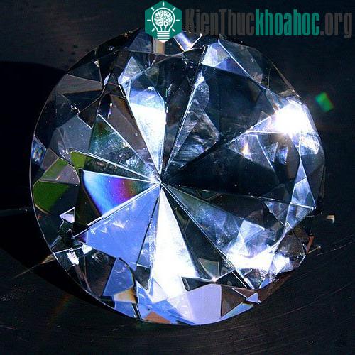 Những hệ mặt trời có nhiều carbon có thể sinh ra những hành tinh toàn bằng kim cương.