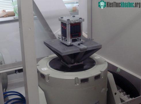 Thử nghiệm rung động cho vệ tinh F-1. (Ảnh: FSpace)