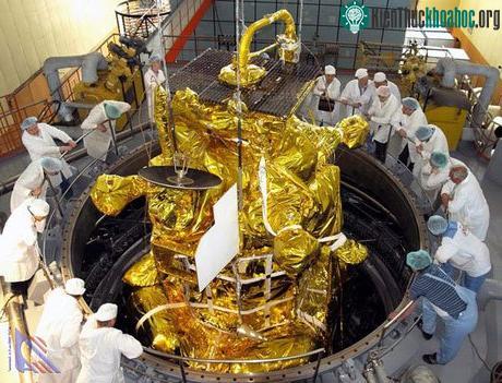 Các kỹ sư Nga quan sát tàu Phobos Grunt vào ngày 2/11. (Ảnh: EPA)