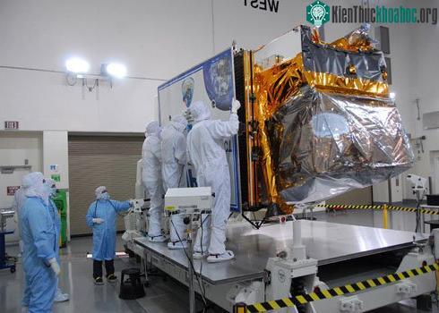 Vệ tinh NPP trong phòng làm sạch tại căn cứ không quân Vadenberg. (Ảnh: NASA)