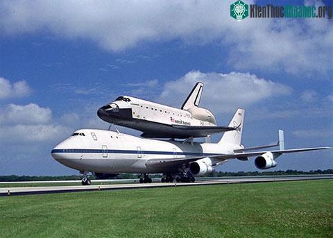 Tàu con thoi Endeavour sẽ được đưa tới Los Angeles bằng một chiếc Boeing 747.