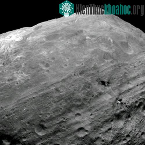 Ngọn núi cao thứ nhì trong hệ mặt trời trên hành tinh Vesta - (Ảnh: NASA)