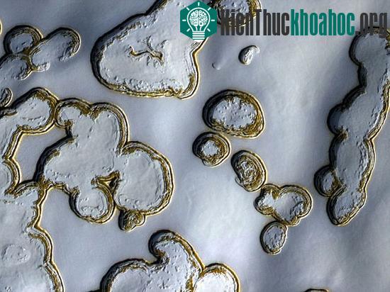 Những khối băng CO2 (carbon dioxide) tan chảy trên sao Hỏa - (Ảnh: Daily Mail)