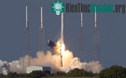 Tàu Dragon được tên lửa đẩy Falcon 9 đưa vào quỹ đạo ngày 8/12/2010, từ Căn cứ Không quân Cape Canaveral (Florida, Mỹ), trở thành tàu vũ trụ tư nhân đầu tiên bay vào quỹ đạo - (Ảnh: Reuters)
