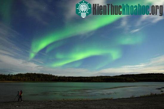 Những dải cực quang uốn lượn phía trên hồ Prosperous ở phía bắc Canada vào ngày 12/9.