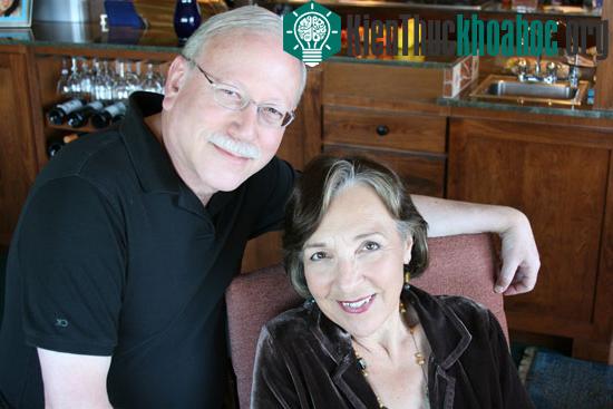 Hai vợ chồng Nancy Ellen Abrams và Joel Primack tại nhà riêng.