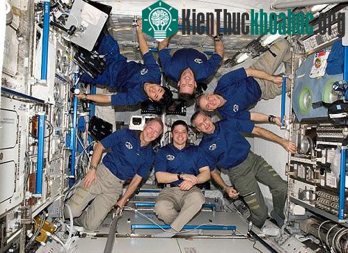 Các nhà du hành và khoa học Nhật, Mỹ, Nga trên ISS tháng 3-2008. (Ảnh: NASA)