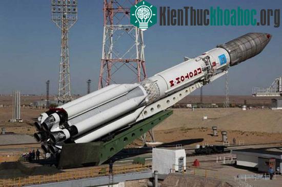 Vệ tinh Express-AM4 và tên lửa đẩy Proton-M được đưa vào bệ phóng tại sân bay vũ trụ Baikonur hôm 18/8. (Ảnh: AP)