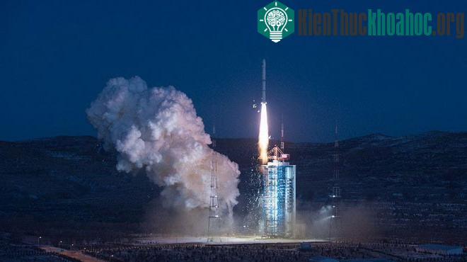 Tên lửa mang vệ tinh Huanjing-1C rời bệ phóng - (Ảnh: news.cn)