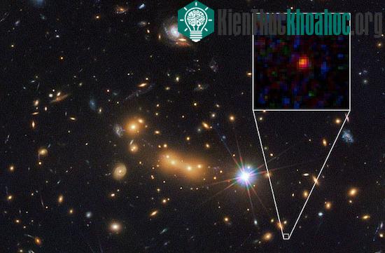 Thiên hà cổ MACS0647-JD được phóng to trong hình - (Ảnh: NASA/ESA)