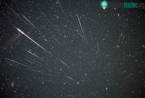 Một trận mưa sao băng Leonids ở Canada năm 2001. (Ảnh: Space)