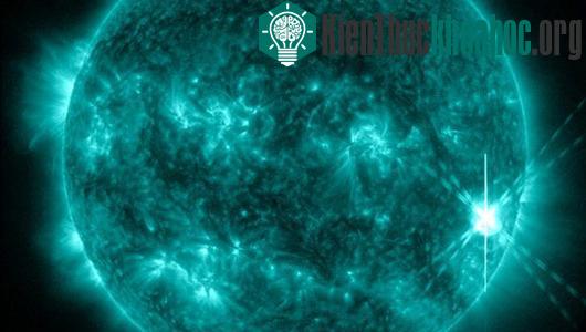 Một bức ảnh do vệ tinh Solar Dynamics Observatory chụp cho thấy bão bùng lên từ điểm đen AR 11598 hôm 22/10.