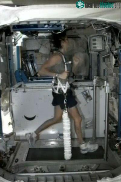 Nữ phi hành gia Sunita Williams thực hiện bài thi 3 môn phối hợp trên trạm ISS