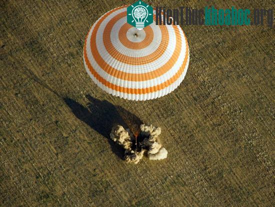 Tàu vũ trụ Soyuz trở về Trái đất đúng vị trí dự kiến ở Kazakhstan