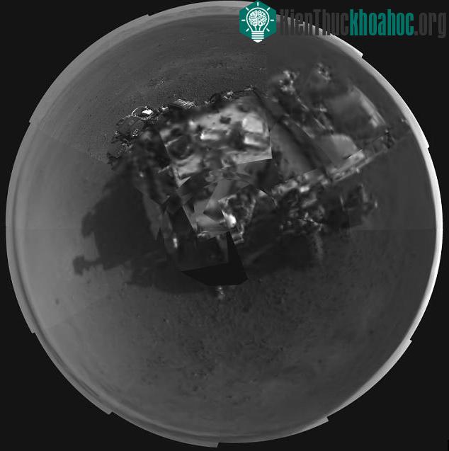Bức ảnh tự họa do các ống kính Navigation của tàu Curiosity chụp cho thấy “cỗ xe quái vật trên sao Hỏa” mà nhóm tài xế được NASA tuyển chọn phải điều khiển trong tuần tới. (Ảnh: Reuters)