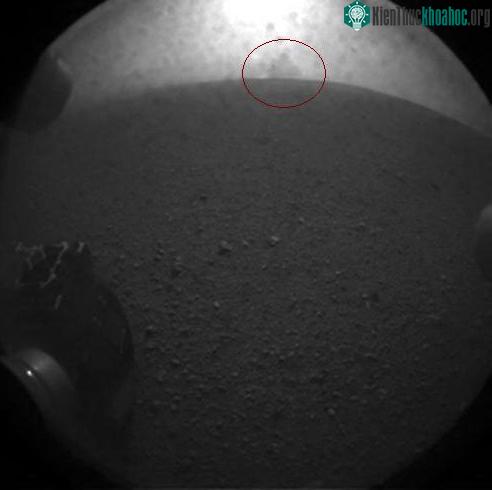 Vệt đen bí ẩn trong bức ảnh đầu tiên của Curiosity - (Ảnh: NASA/AFP)