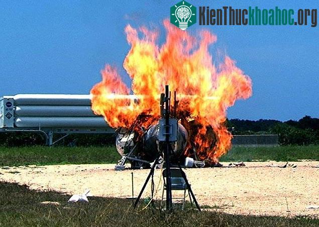 Lửa bao phủ thiết bị đổ bộ Morpheus sau khi nó rơi xuống hôm 9/8.
