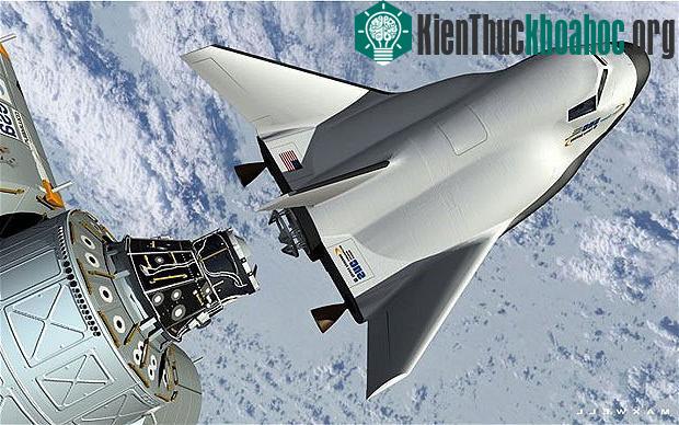 Hình minh họa phi thuyền Dream Chaser của tập đoàn Sierra Nevada kết nối với ISS trên quỹ đạo.
