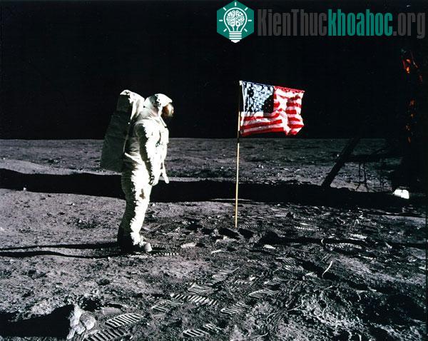 Phi hành gia Pete Conrad cắm quốc kỳ Mỹ trong chuyến đổ bộ lên mặt trăng của tàu Apollo 12 vào tháng 11/1969. Ngày nay lá cờ vẫn đứng đó.