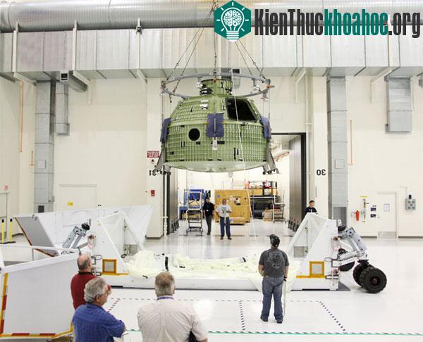 Quan chức và nhân viên kỹ thuật chào đón phiên bản thử nghiệm của tàu Orion tại Trung tâm Vũ trụ Kennedy, bang Florida hôm 2/7. (Ảnh: Discovery News)