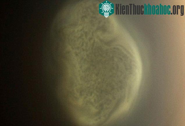 Hình ảnh cột mây và bụi do tàu Cassini chụp được tại cực nam mặt trăng sao Thổ.