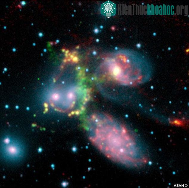 Vòng cung màu xanh cho thấy một vụ bùng nổ âm thanh cực lớn xảy ra ở trung tâm nhóm thiên hà Stephan’s Quintet.