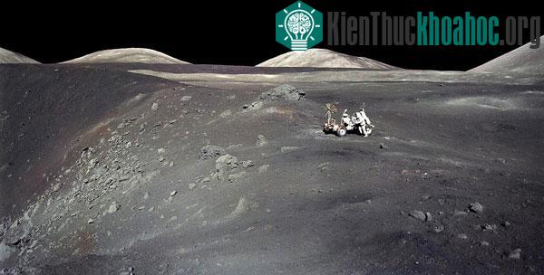 Nhà du hành Harrison Schmitt đứng cạnh thiết bị thăm dò bên miệng hố Shorty trên mặt trăng trong bức ảnh do Eugene Cernan chụp.