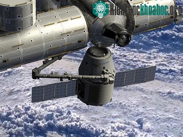 Cánh tay máy của ISS tóm tàu Dragon hôm 25/5 trước khi hai vật thể ghép nối.
