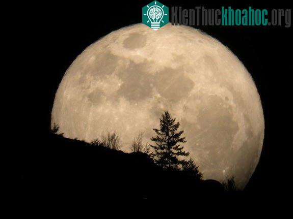Khi siêu trăng xuất hiện gần đường chân trời, hiện tượng ảo giác sẽ khiến nó lớn hơn kích thước thật.