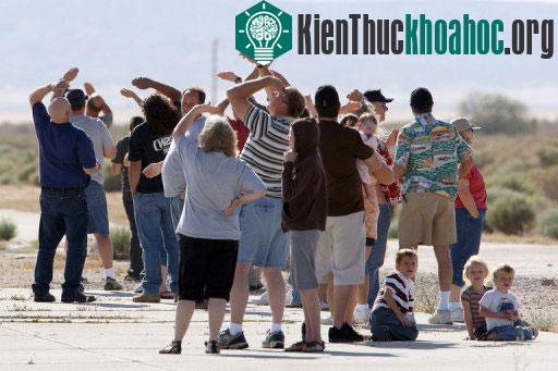 Cư dân California bị đánh động bởi âm thanh đi kèm quả cầu lửa trên bầu trời hôm 22/4 - (Ảnh: AFP)