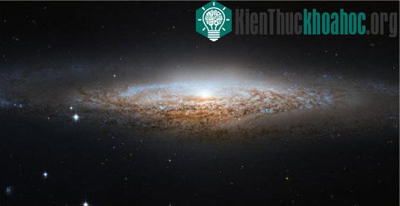 Những dải bụi màu nâu không thể che lấp lõi màu vàng của NGC 2683.
