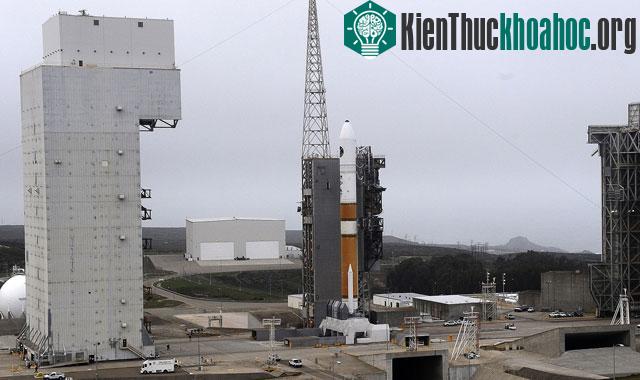 Delta IV tại bệ phóng
