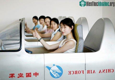 Các cô gái có cơ hội trở thành nữ phi hành gia vũ trụ đầu tiên của Trung Quốc đều được chọn ra từ các quân nhân của không quân nước này. (Ảnh minh họa: Shanghaiist)