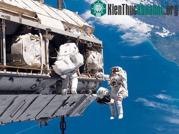 Một chuyến đi bộ ngoài không gian của các phi hành gia trên ISS.